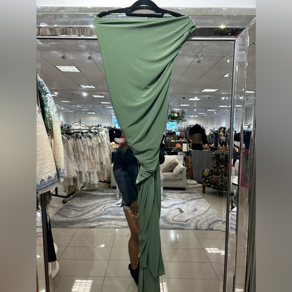 Norma Kamali
Diana One Shoulder Gown - Picture 3 of 3